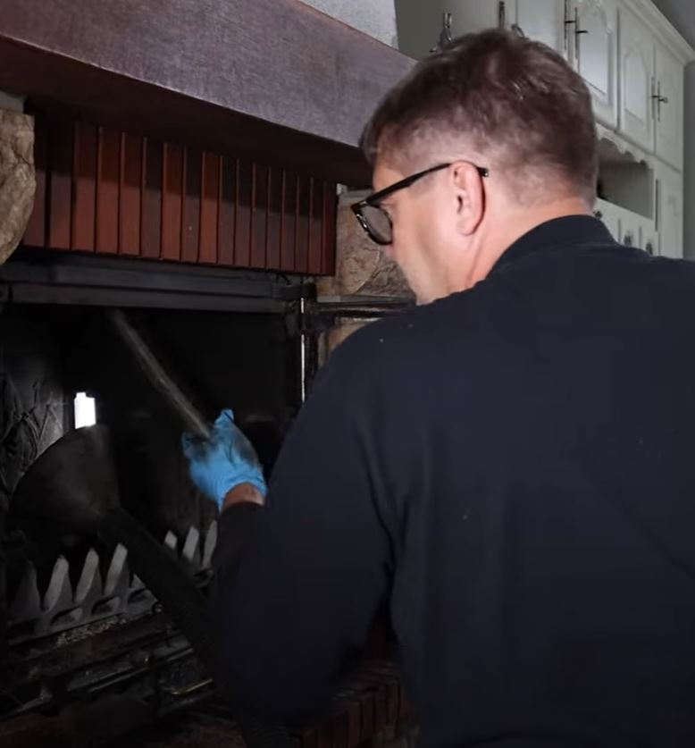 Comment ramoner sa cheminée en vidéo